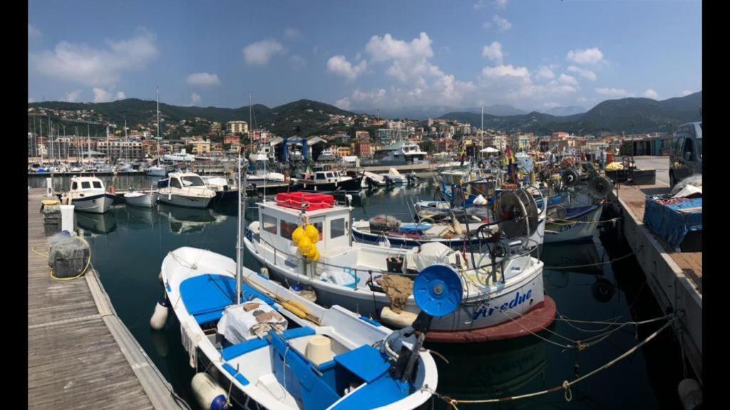 Bilocale con giardino terrazzato comodo al mare Varazze Esterno foto